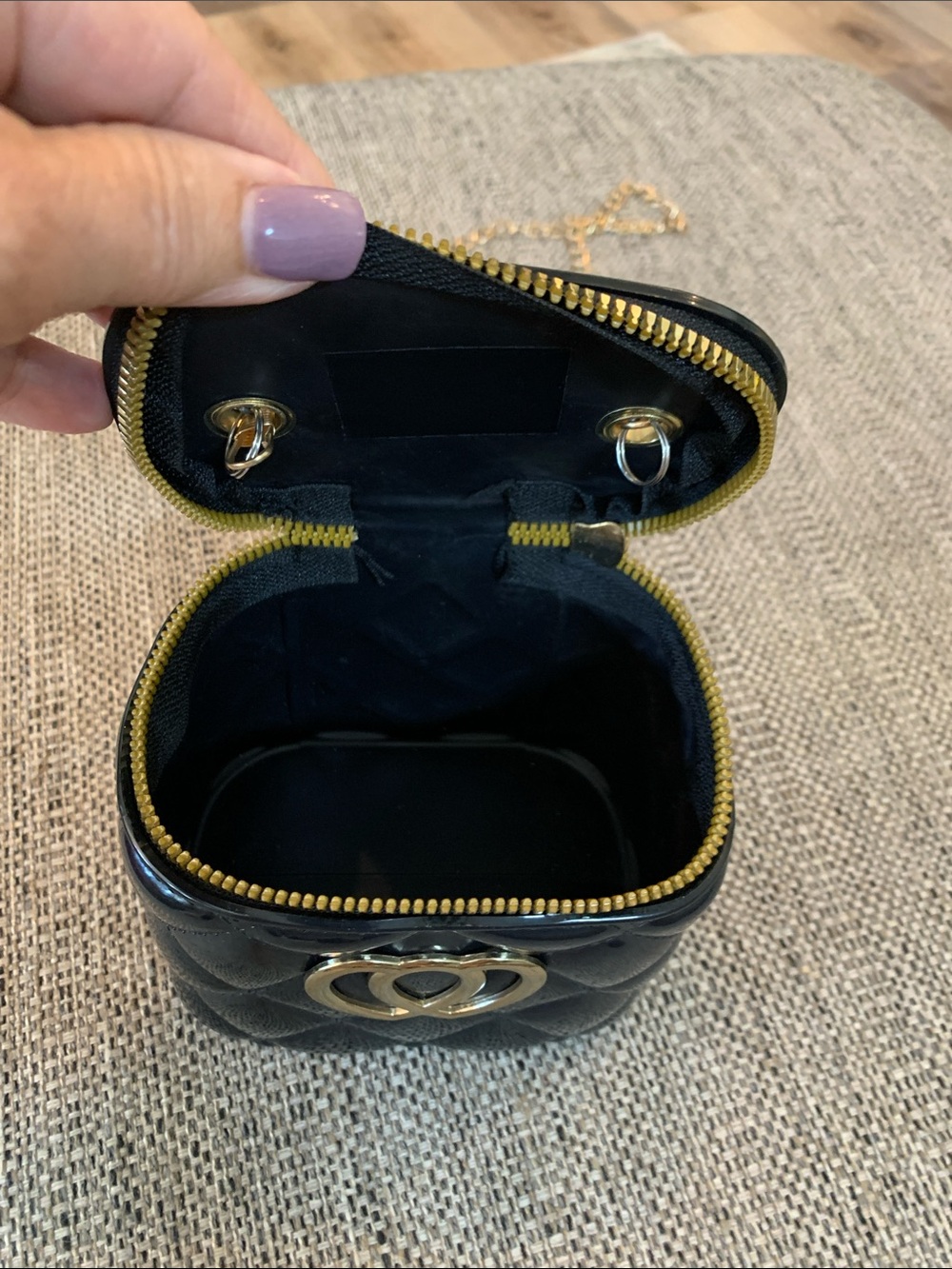 Black quilted mini jelly handbag crossbody featuring a faux-pearl top handle - Picture 8 of 8